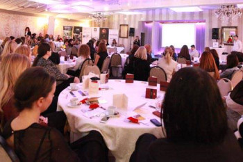 feminitate si succes