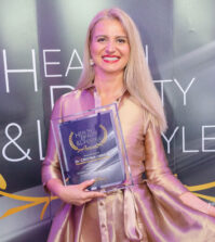 Pe 26 iulie, în cadrul Galei Health, Beauty & Lifestyle, sănătatea, frumuseţea şi grija s-au întâlnit sub acelaşi acoperiş! Gala anuală, care premiază succesul în domenii cheie ale stării de bine și-a desemnat câștigătorii la Royal Palace Ballroom. Au fot premiate branduri de top si personalități cu povești fascinante. Dr. Cristina Obreja, fondatoarea Life Dental Spa, a fost premiată cu premiul Ambasador al Stomatologiei Biologice Laser în România. Dr. Cristina Obreja a pus bazele stomatologiei biologice în România a dezvoltat un protocol holistic de tratament cu laser al parodontozei. Abilitățile sale ca medic nu vin doar din aplicarea celor învățate în anii de școală, ci din faptul că dincolo de tratamentele convenționale, Dr. Cristina Obreja a căutat să aducă pacienților săi o altfel de abordare a sănătății. Viziunea clinicilor de stomatologie biologică Life Dental Spa a fost mereu crearea unui spațiu unde oamenii găsesc vindecare și li se redă frumusețea din interior, spre exterior. Stomatologia biologică tratează cauzele, nu doar simptomele, prin intermediul ultratehnologiei viitorului: laserul dentar. Stomatologia biologică tratează oameni, nu doar dinți. Se întâmplă în cadrul lanțului de clinici stomatologice pe care le-a fondat, Life Dental Spa, acolo unde stomatologia viitorului este adusă în prezent. Ce înseamnă asta? Că ne putem lua adio de la teamă, durere și de la lungile perioade de recuperare după diverse proceduri dentare. Life Dental Spa, care funcționează și în regim de franciză, a devenit afacerea la cheie din România cu cea mai mare marjă de profit. “Împreună vreau să schimbăm paradigma în stomatologia românească, să înțelegem că se poate și o stomatologie fără durere, minim invazivă, bazată pe concepte biologice… O stomatologie care pune în centrul atenției pacientul! Am creat un protocol complex, ce include identificarea și eliminarea cauzelor bolii, tratamentul efectiv cu mai multe tipuri de laser și fără chiuretă ori anestezie și o serie de recomandări în ceea ce privește întreținerea rezultatelor după tratament. Acest protocol este unul original (Protocol holistic de tratare a parodontozei) și are rezultate excelente atât imediate cât și pe termen lung, de stopare a evoluției bolii.”, Dr. Cristina Obreja. Life Dental Spa este rețeaua de clinici dentare cu cea mai explozivă creștere din domeniu în ultimii doi ani. Modelul de business care este o franciză hibrid, a devenit afacerea la cheie cu cea mai mare marjă de profit din România.