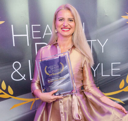 Pe 26 iulie, în cadrul Galei Health, Beauty & Lifestyle, sănătatea, frumuseţea şi grija s-au întâlnit sub acelaşi acoperiş! Gala anuală, care premiază succesul în domenii cheie ale stării de bine și-a desemnat câștigătorii la Royal Palace Ballroom. Au fot premiate branduri de top si personalități cu povești fascinante. Dr. Cristina Obreja, fondatoarea Life Dental Spa, a fost premiată cu premiul Ambasador al Stomatologiei Biologice Laser în România. Dr. Cristina Obreja a pus bazele stomatologiei biologice în România a dezvoltat un protocol holistic de tratament cu laser al parodontozei. Abilitățile sale ca medic nu vin doar din aplicarea celor învățate în anii de școală, ci din faptul că dincolo de tratamentele convenționale, Dr. Cristina Obreja a căutat să aducă pacienților săi o altfel de abordare a sănătății. Viziunea clinicilor de stomatologie biologică Life Dental Spa a fost mereu crearea unui spațiu unde oamenii găsesc vindecare și li se redă frumusețea din interior, spre exterior. Stomatologia biologică tratează cauzele, nu doar simptomele, prin intermediul ultratehnologiei viitorului: laserul dentar. Stomatologia biologică tratează oameni, nu doar dinți. Se întâmplă în cadrul lanțului de clinici stomatologice pe care le-a fondat, Life Dental Spa, acolo unde stomatologia viitorului este adusă în prezent. Ce înseamnă asta? Că ne putem lua adio de la teamă, durere și de la lungile perioade de recuperare după diverse proceduri dentare. Life Dental Spa, care funcționează și în regim de franciză, a devenit afacerea la cheie din România cu cea mai mare marjă de profit. “Împreună vreau să schimbăm paradigma în stomatologia românească, să înțelegem că se poate și o stomatologie fără durere, minim invazivă, bazată pe concepte biologice… O stomatologie care pune în centrul atenției pacientul! Am creat un protocol complex, ce include identificarea și eliminarea cauzelor bolii, tratamentul efectiv cu mai multe tipuri de laser și fără chiuretă ori anestezie și o serie de recomandări în ceea ce privește întreținerea rezultatelor după tratament. Acest protocol este unul original (Protocol holistic de tratare a parodontozei) și are rezultate excelente atât imediate cât și pe termen lung, de stopare a evoluției bolii.”, Dr. Cristina Obreja. Life Dental Spa este rețeaua de clinici dentare cu cea mai explozivă creștere din domeniu în ultimii doi ani. Modelul de business care este o franciză hibrid, a devenit afacerea la cheie cu cea mai mare marjă de profit din România.