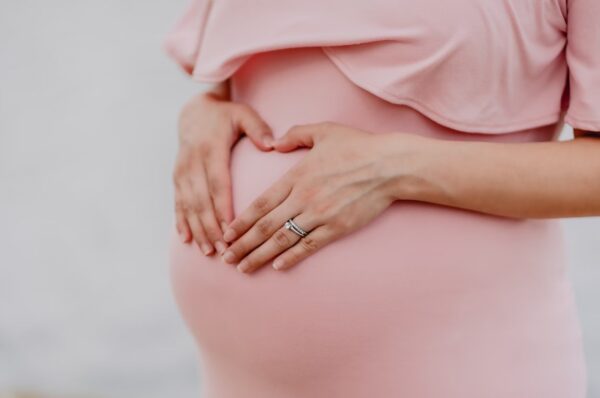 Urmeaza sa devii mamica? Afla care sunt afectiunile glandei tiroide posibile in timpul sarcinii!