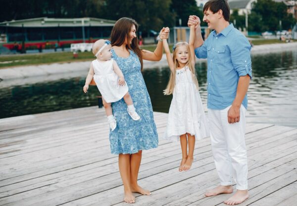 Ținute de vară pentru părinți și copii – asortări care fac vacanța de neuitat